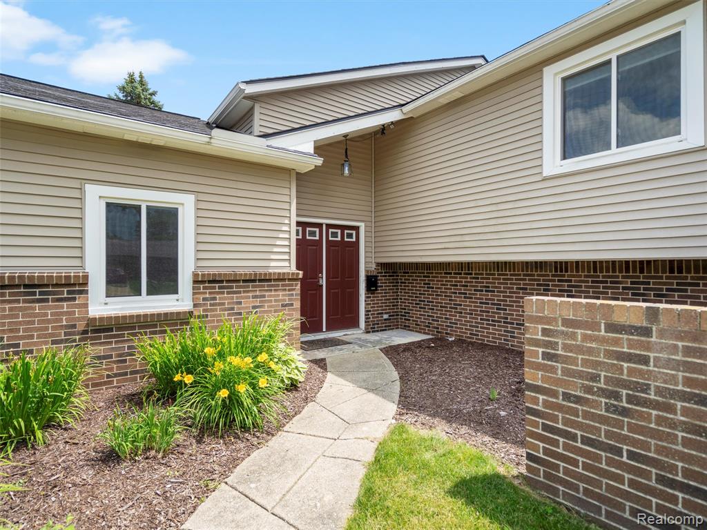 890 Darwin Place Court, Rochester Hills, MI 48307 — Photo 2