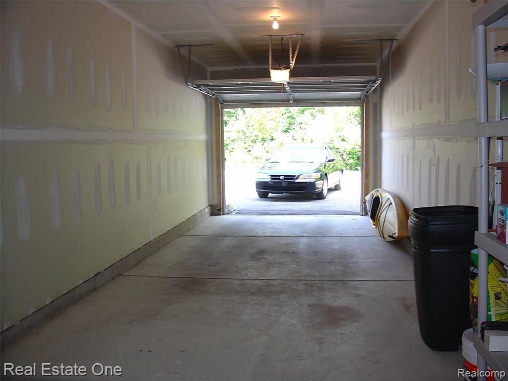 700 AMBERLY DR UNIT B, Waterford, MI 48328 — Photo 11