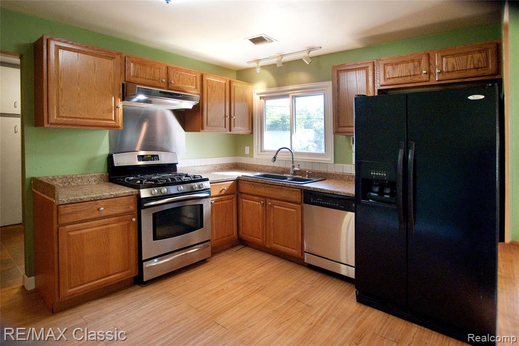 4836 Sundew Street, Commerce Twp, MI 48382 — Photo 11