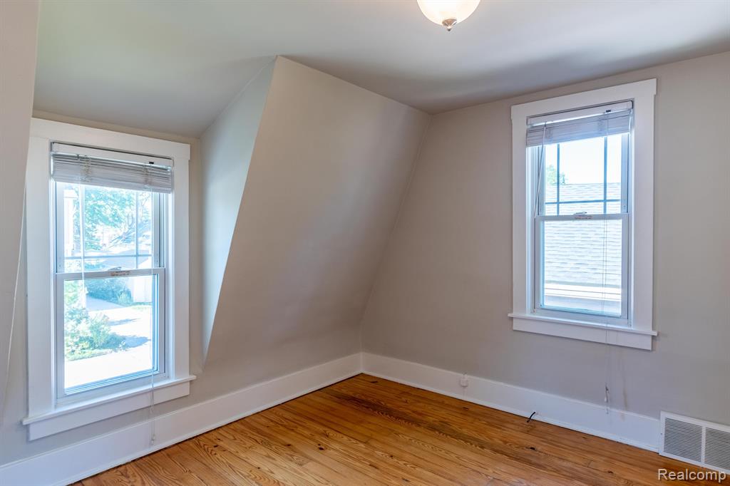 934 N CENTER Street, Royal Oak, MI 48067 — Photo 11
