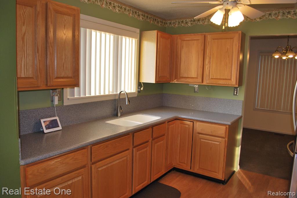 697 RAVENCREST Lane, 5, Westland, MI — Photo 8