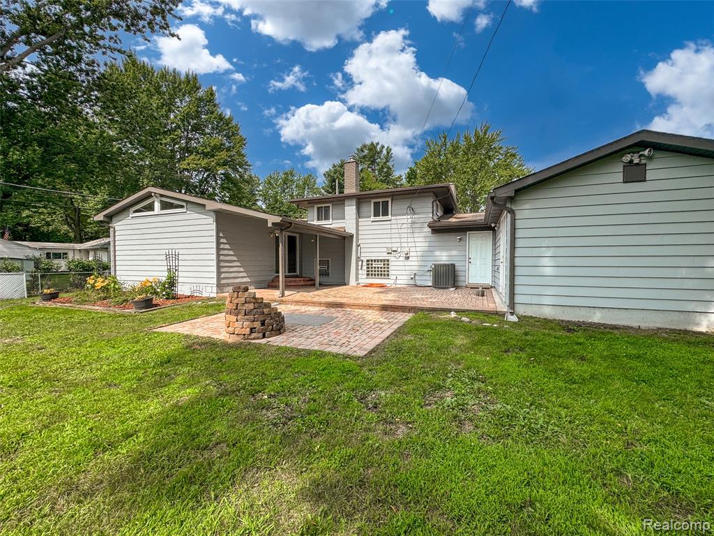 545 Woodbridge Circle, Waterford, MI 48327 — Photo 27