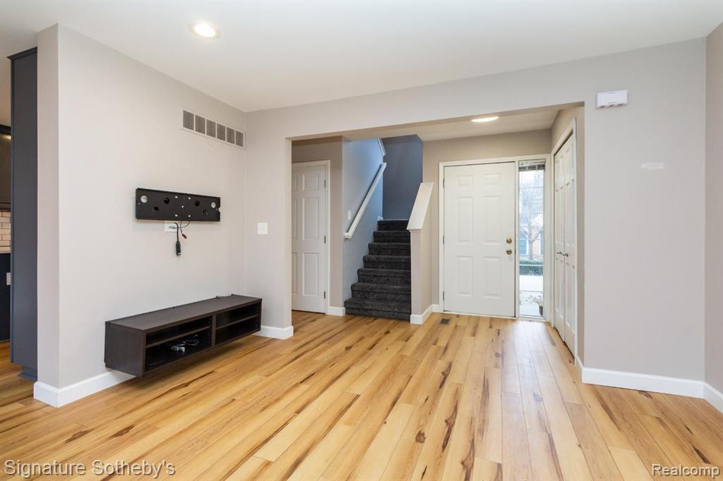 521 James Circle, Royal Oak, MI 48067 — Photo 7
