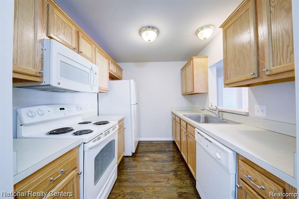48407 MANOR BRIDGE Drive, Canton, MI 48188 — Photo 5