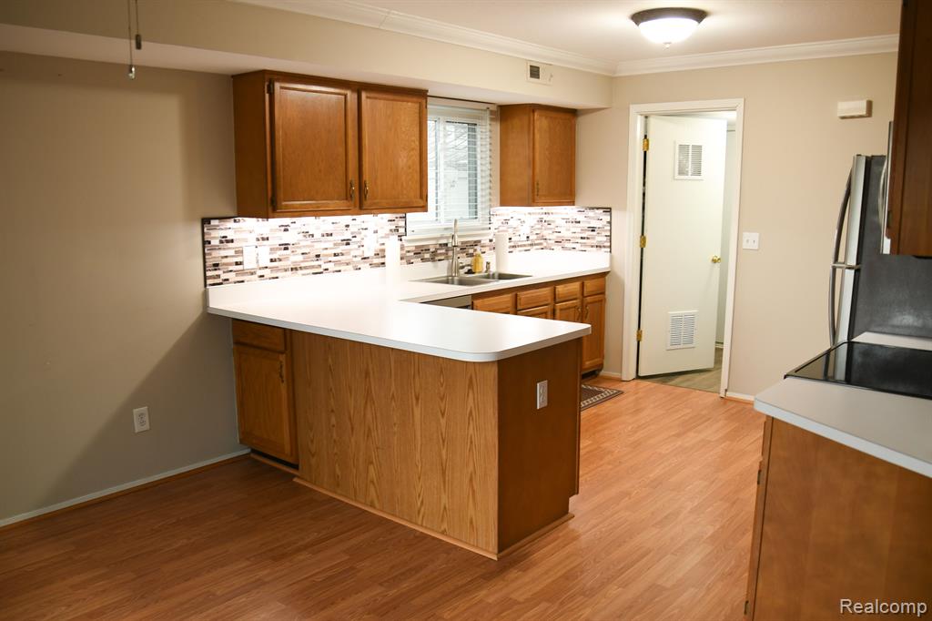 22450 SILVER CREEK Drive, Woodhaven, MI 48183 — Photo 6