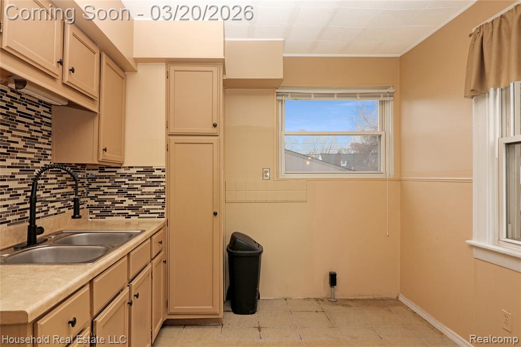 8335 Harding, Center Line, MI 48015 — Photo 9