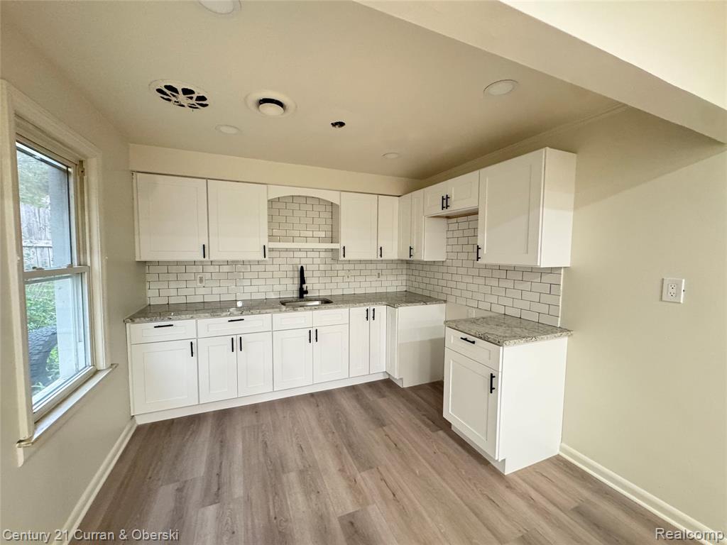 8402 Robindale Avenue, Dearborn Heights, MI 48127 — Photo 9