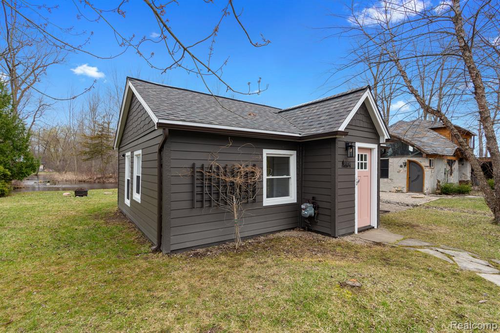 5145 OAKCLIFF Drive, Waterford, MI 48327 — Photo 2
