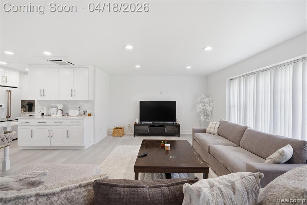 5585 Castleton Drive, West Bloomfield, MI — Photo 2