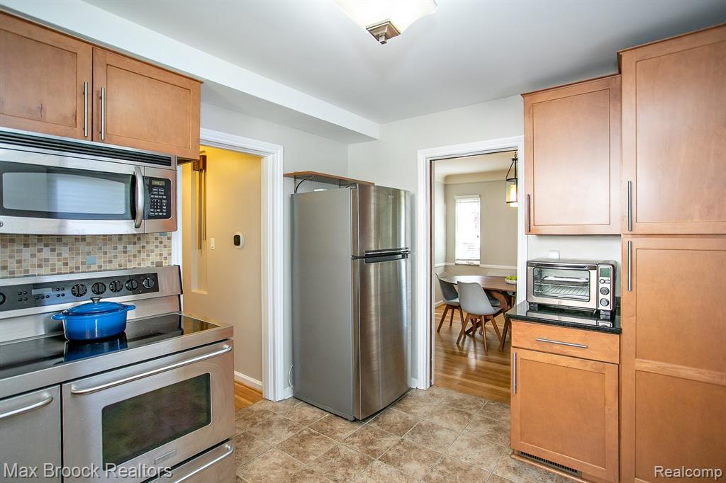 26015 ALLOR Avenue, Huntington Woods, MI — Photo 16