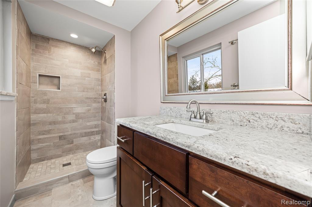 864 Dressler Lane, Rochester Hills, MI 48307 — Photo 32