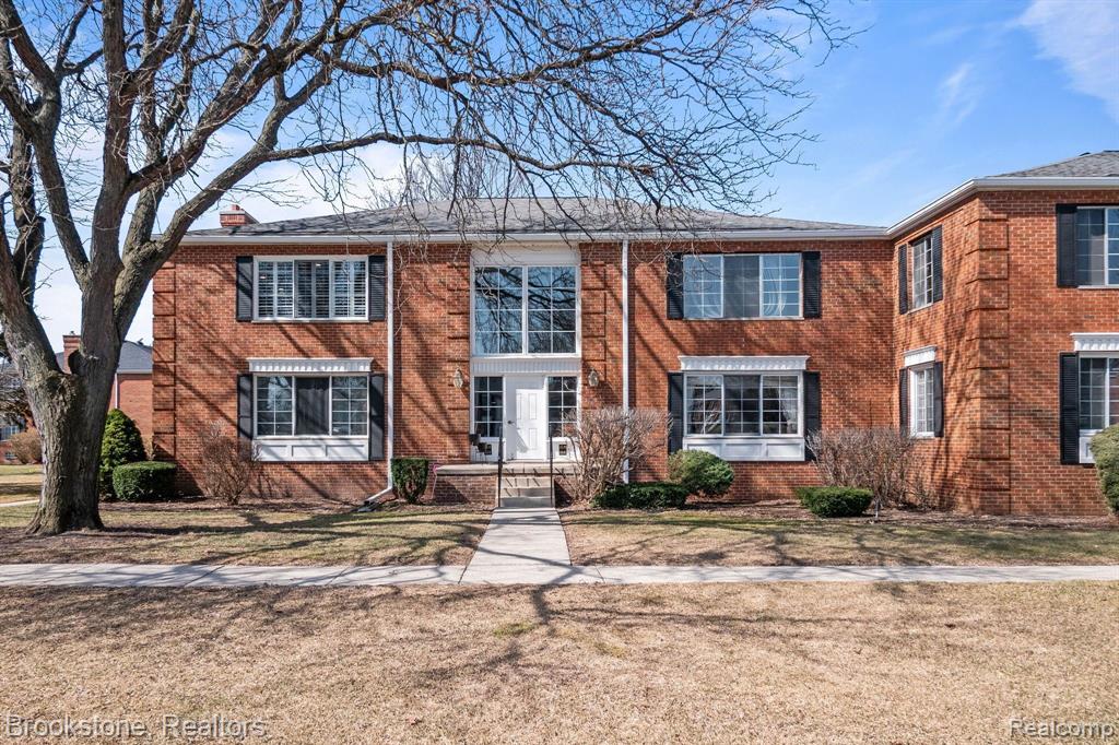 658 E FOX HILLS Drive, Bloomfield Hills, MI 48304 — Photo 2