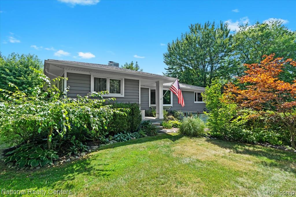 1785 Middle Road, Highland, MI — Photo 2