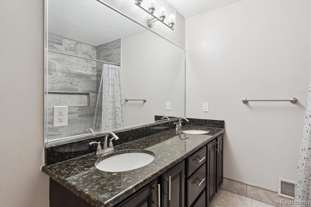4045 FOREST EDGE Drive, Commerce Twp, MI 48382 — Photo 36
