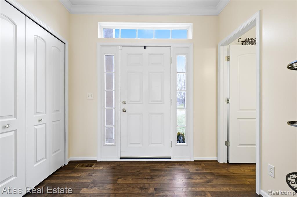 4028 Grand Oaks Court, Burton, MI 48519 — Photo 6