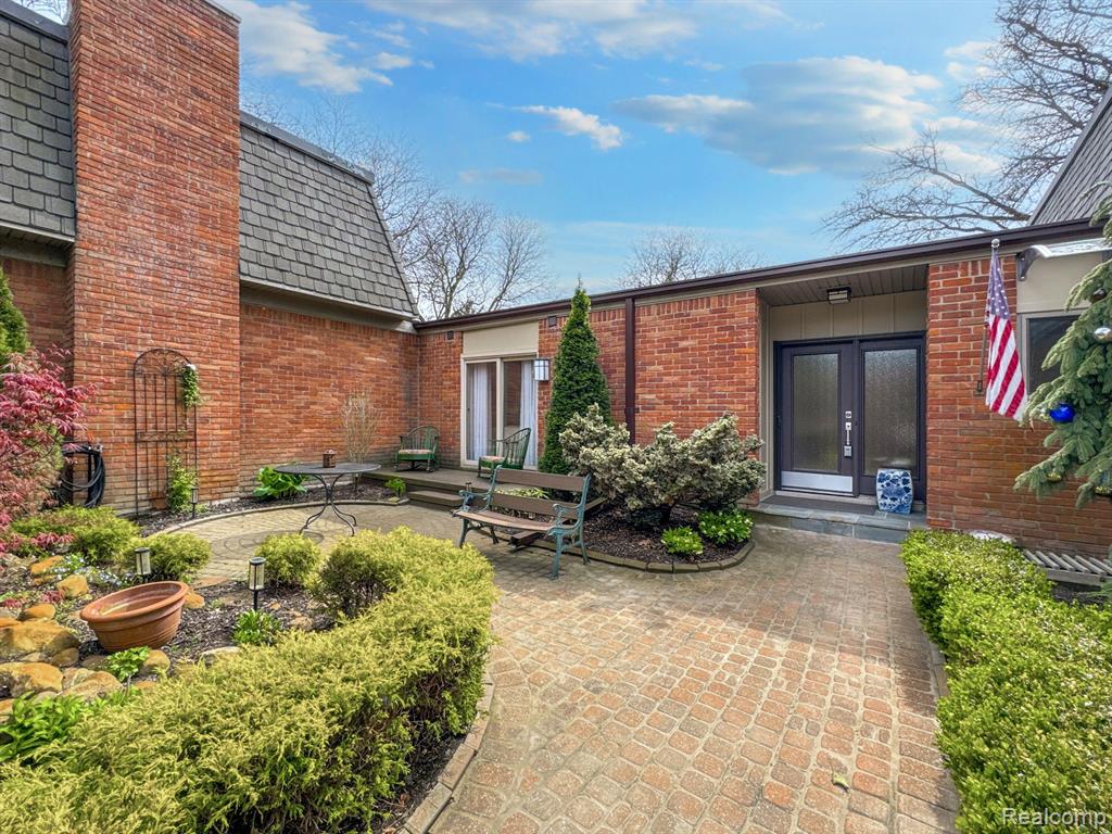 1049 STRATFORD Lane, Bloomfield Hills, MI 48304 — Photo 4