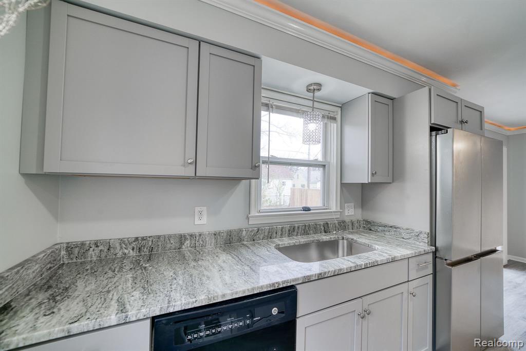 605 E EVELYN Avenue, Hazel Park, MI 48030 — Photo 7