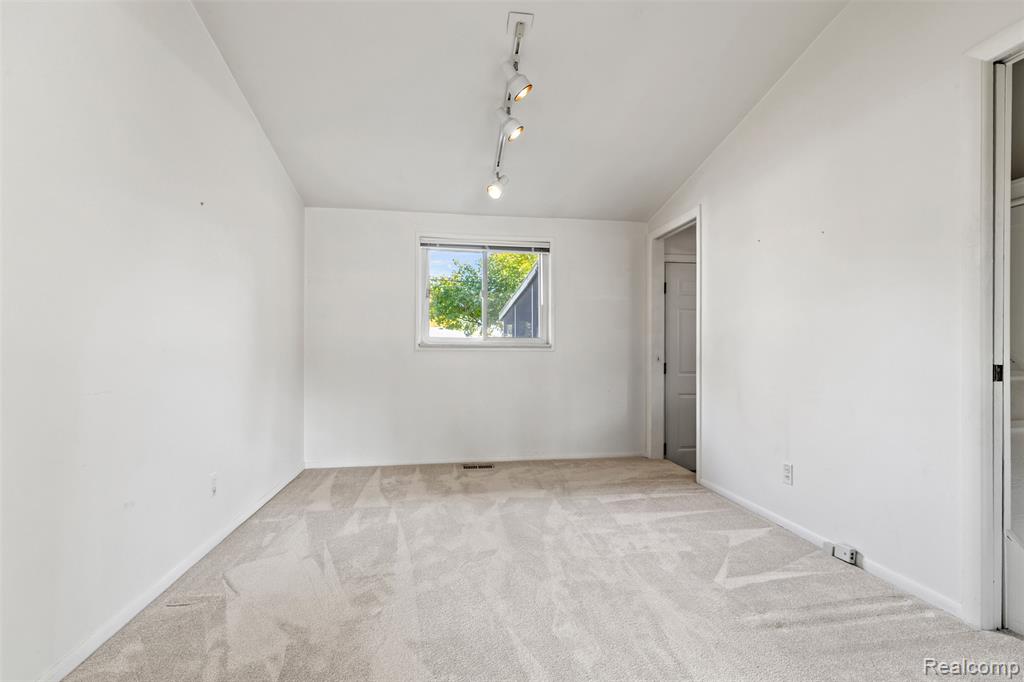 9212 Idaho Street, Livonia, MI 48150 — Photo 11