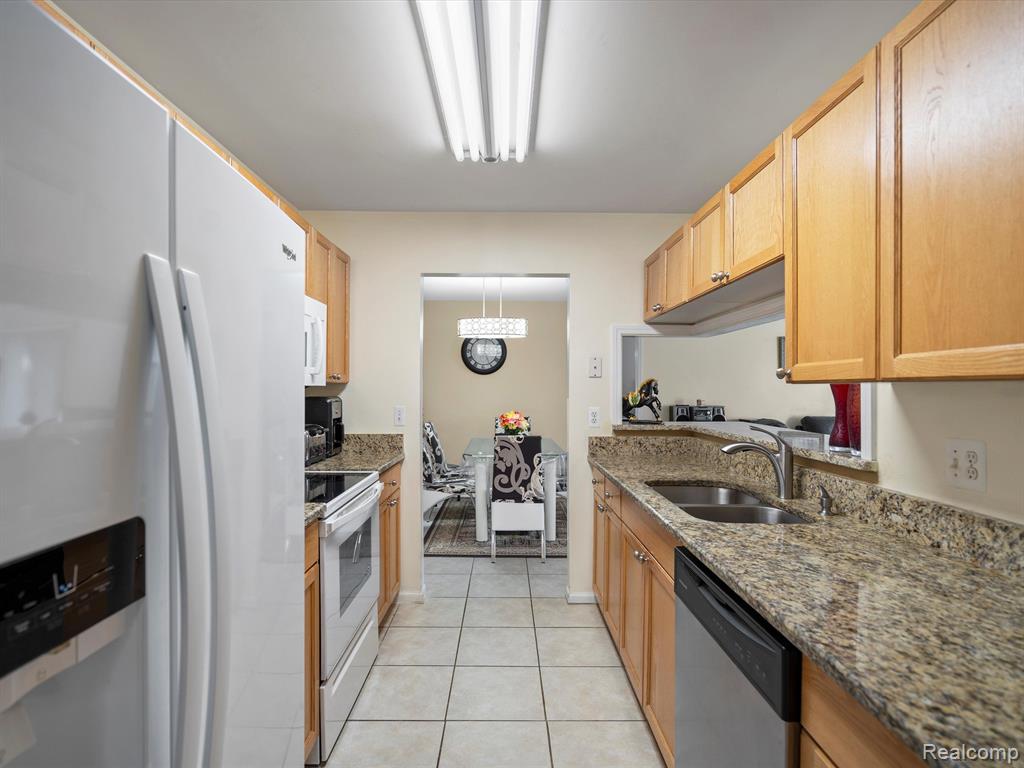 4043 BERKSHIRE Drive, Sterling Heights, MI 48314 — Photo 18