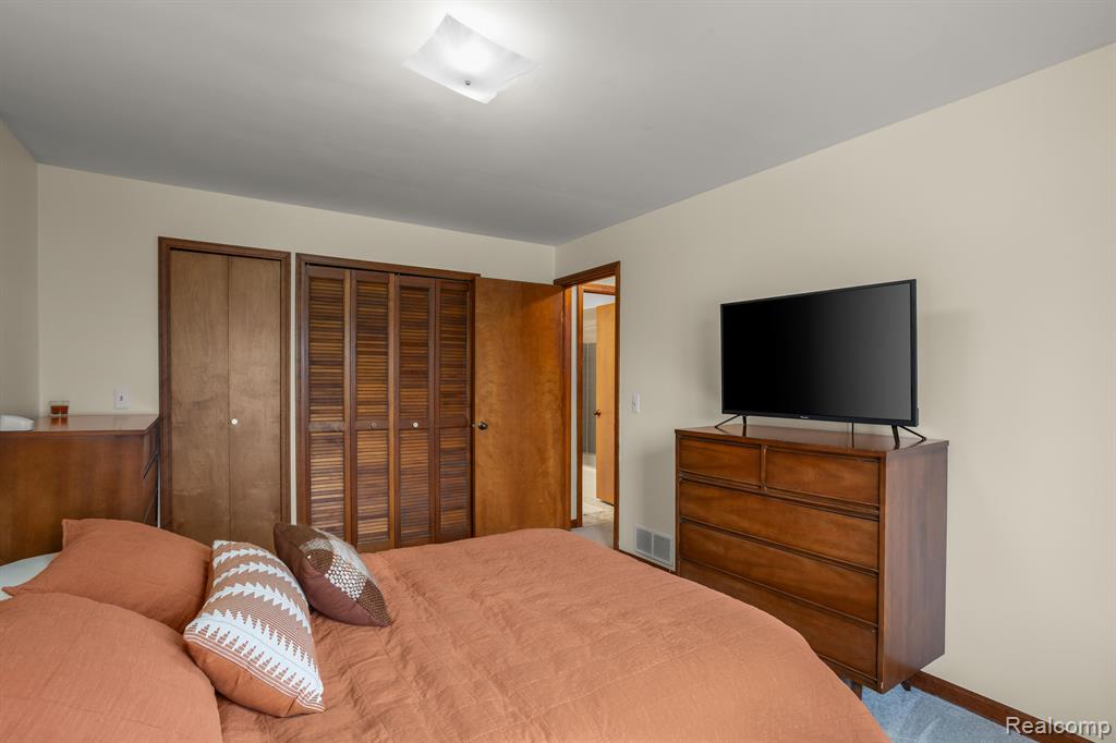 301 PINEWOOD Circle, Plymouth, MI 48170 — Photo 14