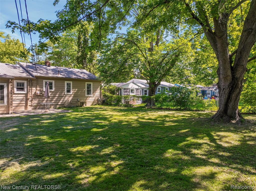 5933 Dwight Avenue, Waterford, MI 48327 — Photo 29
