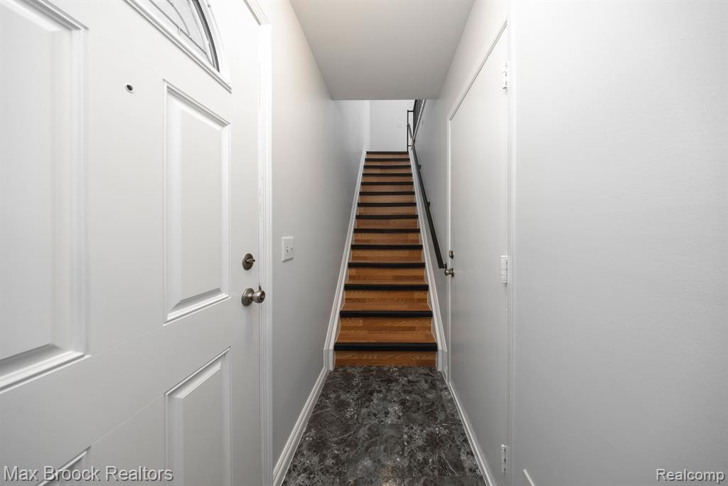 1556 MARINER Drive, Walled Lake, MI 48390 — Photo 37
