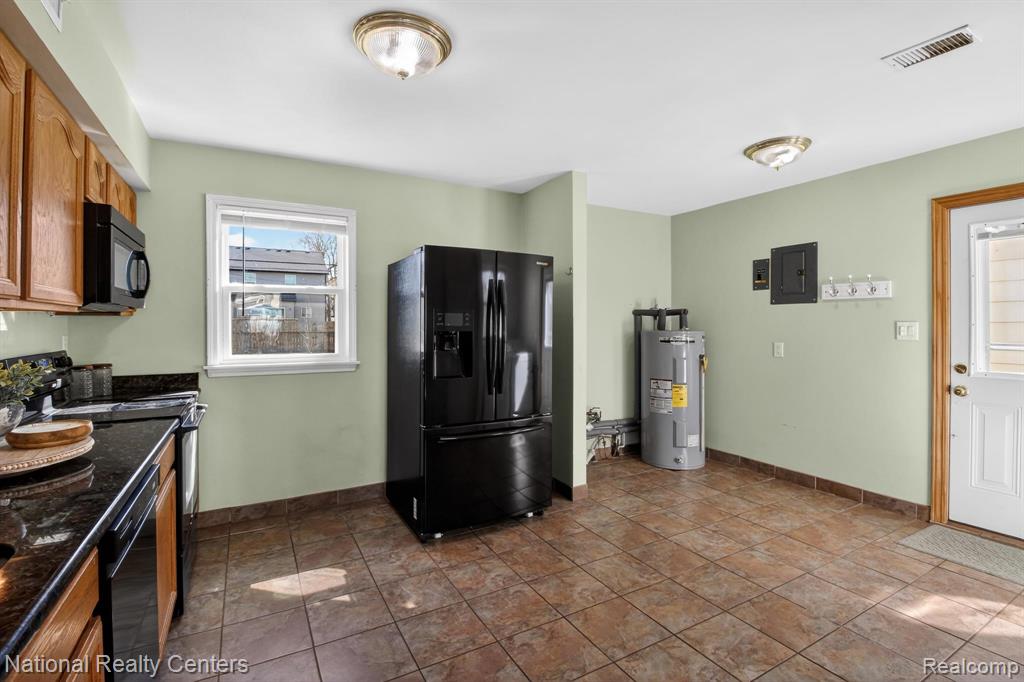 8880 Marlowe Avenue, Plymouth, MI 48170 — Photo 16