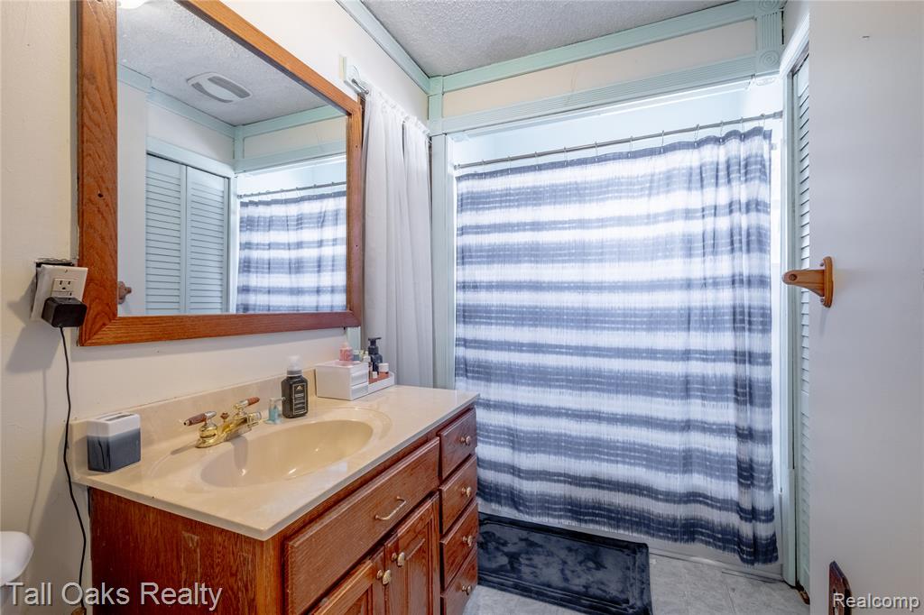 6123 Lapeer Road, Burton, MI 48509 — Photo 16