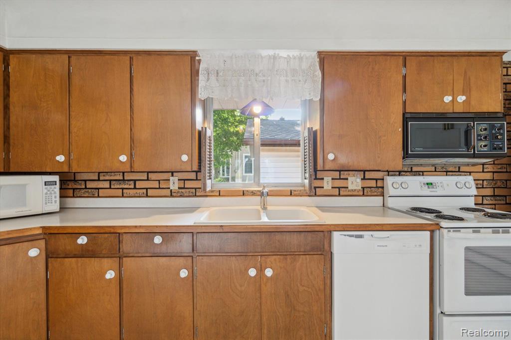 9990 E NEWBURG Road, Durand, MI 48429 — Photo 11
