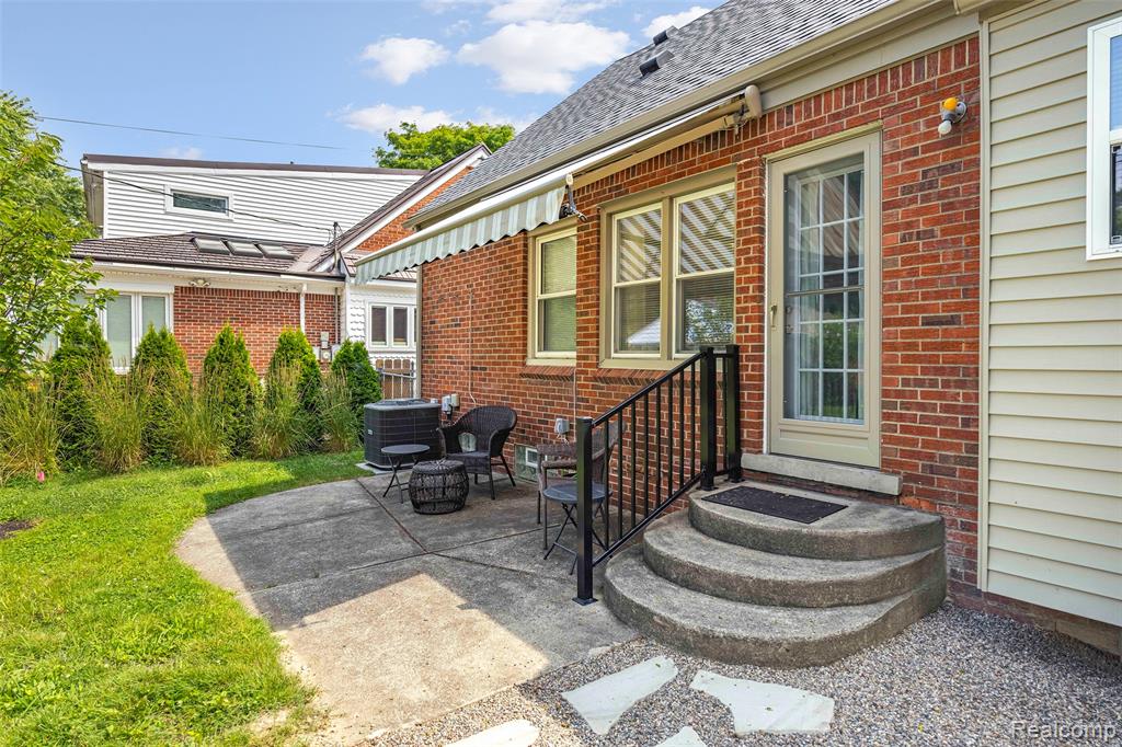 26021 Berkley Avenue, Huntington Woods, MI — Photo 33