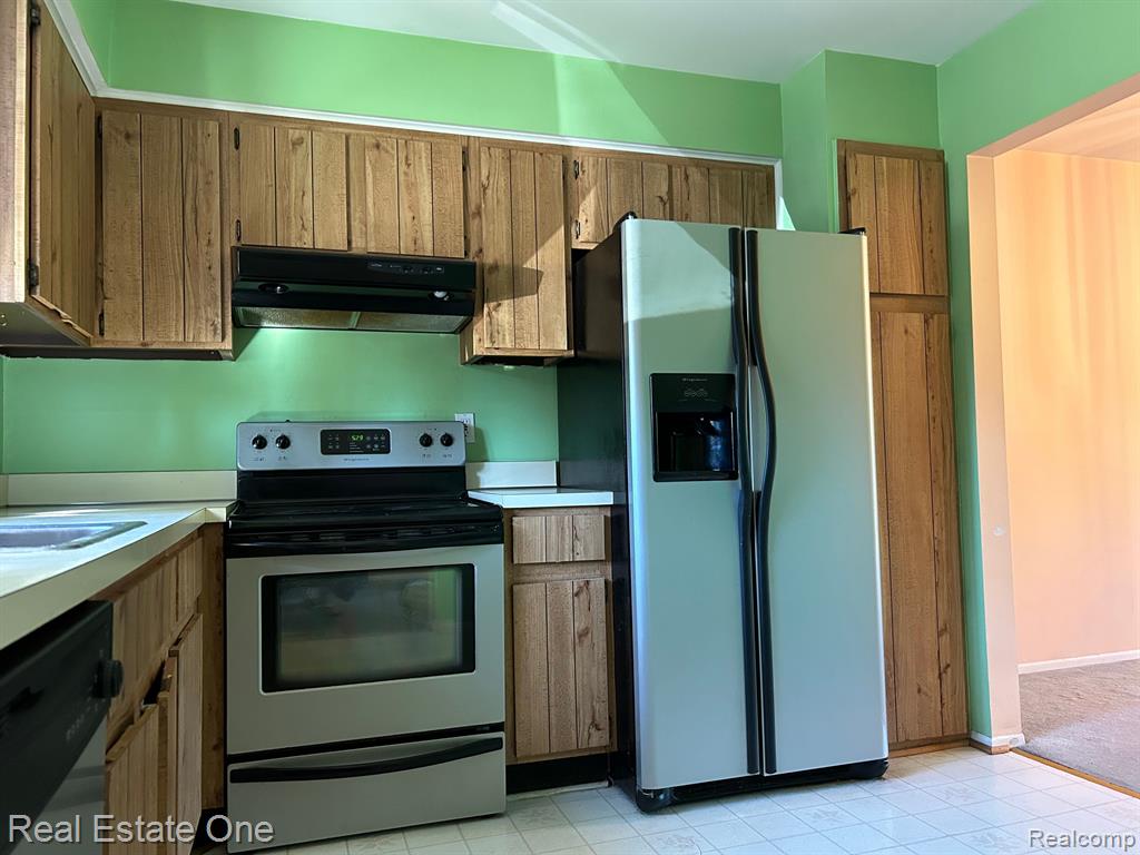 3988 OLD CREEK Road, Troy, MI 48084 — Photo 2