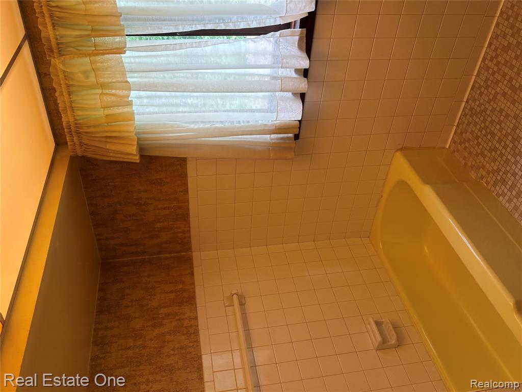 109 W Kennett Road, Pontiac, MI 48340 — Photo 23