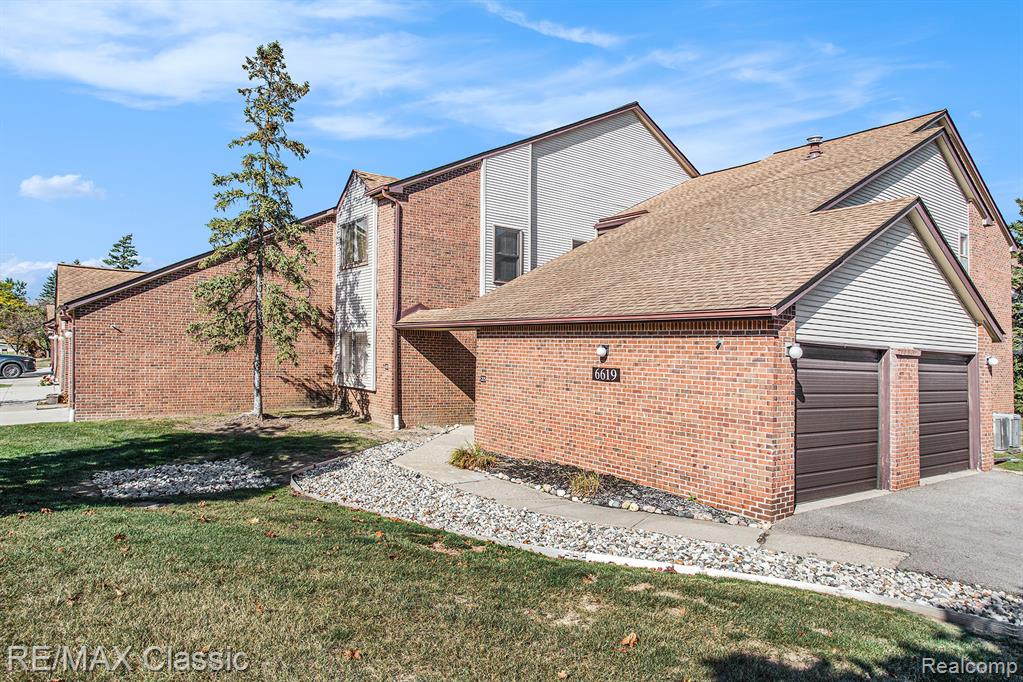6619 Ridgefield Circle, 205, West Bloomfield, MI — Photo 2