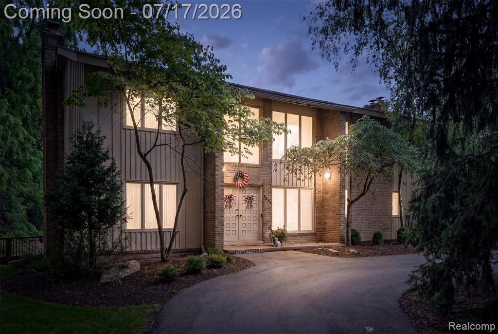 5863 Seville Circle, Orchard Lake Village, MI 48324
