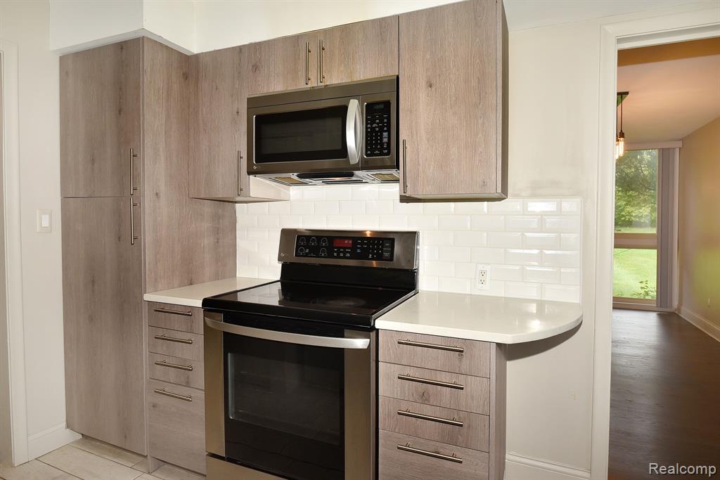 4041 W MAPLE Road, E101, Bloomfield Hills, MI 48301 — Photo 10