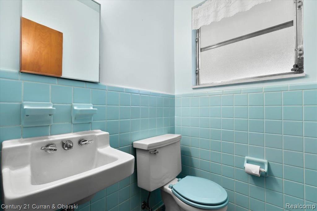 5987 CAMPUS Drive, Dearborn Heights, MI 48127 — Photo 20