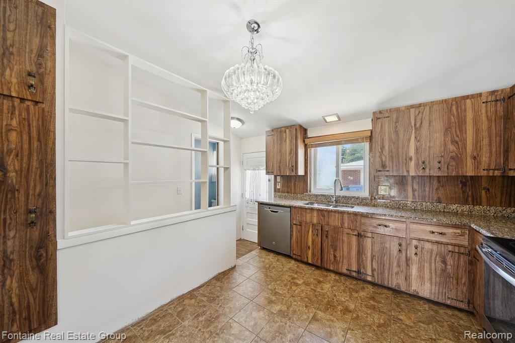 8657 Mercedes Street, Dearborn Heights, MI 48127 — Photo 9