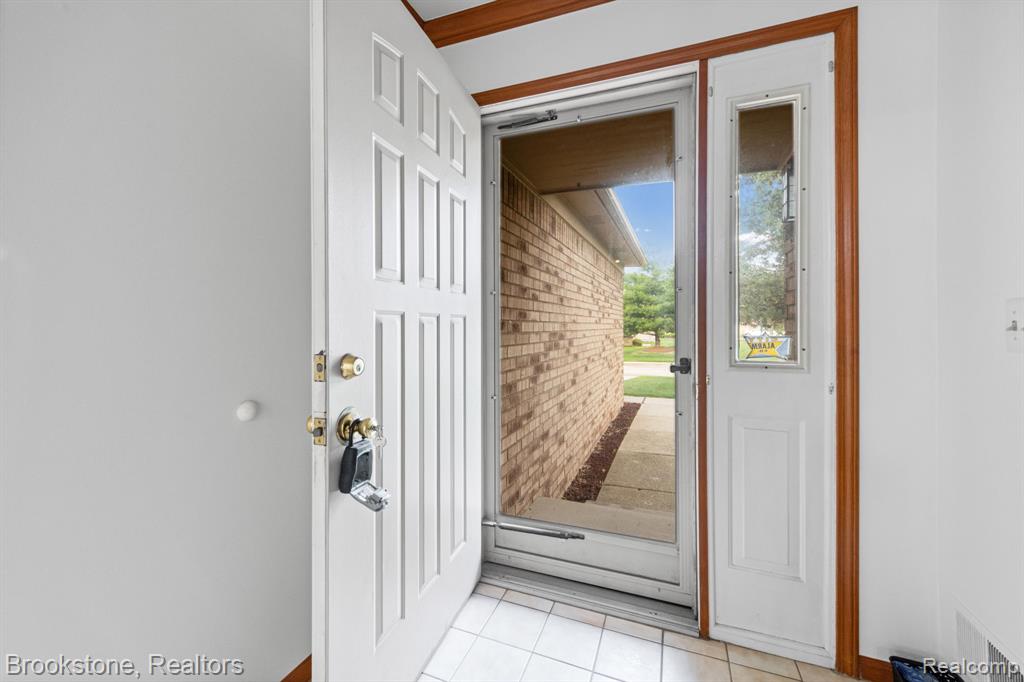 41213 Whispering Oaks Drive, 19, Clinton Twp, MI 48038 — Photo 3