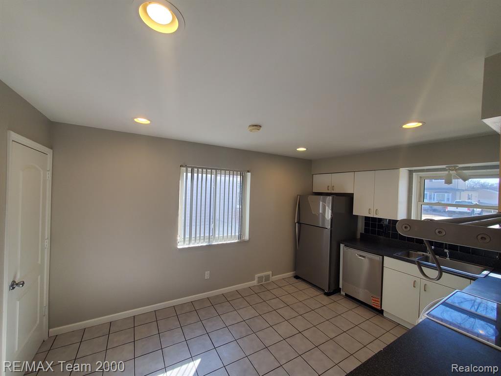 4639 KINGSTON Street, Dearborn Heights, MI 48125 — Photo 8