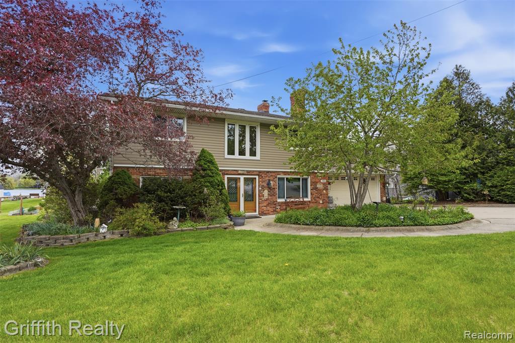2901 School Lake Drive, Brighton, MI 48114 — front exterior