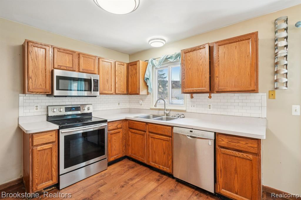 4207 Sunburst Avenue, Waterford, MI 48329 — Photo 9