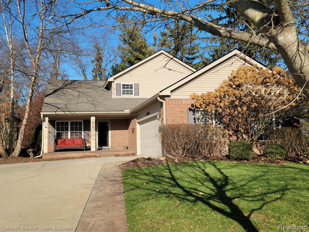 2550 Signature Circle, Pinckney, MI 48169 — front exterior