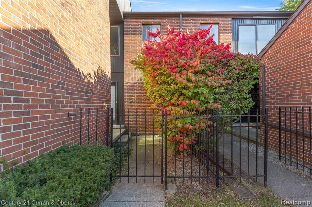 3060 LINDENWOOD Drive, Dearborn, MI 48120 — Photo 39