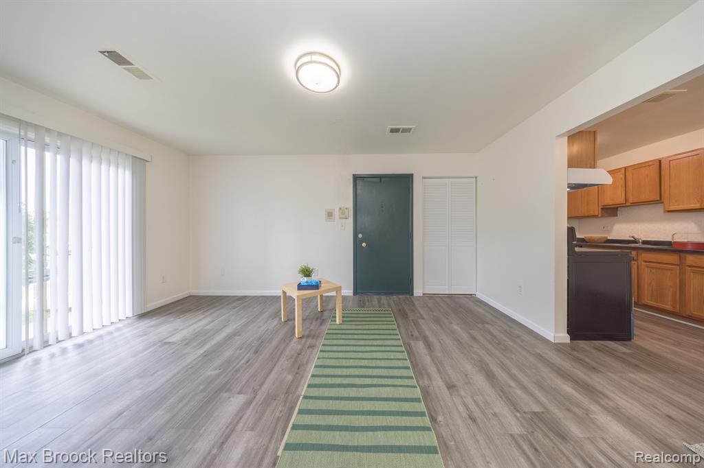 10020 ALLEN POINTE Drive N, 10020, Allen Park, MI 48101 — Photo 11