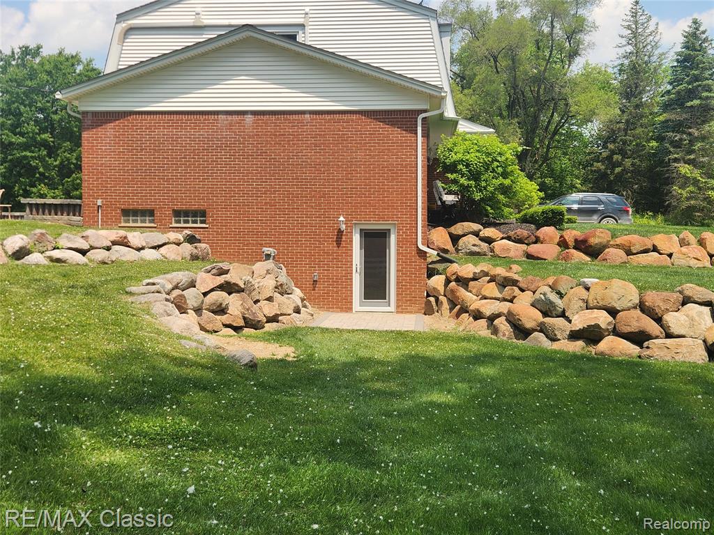 8173 Earhart Road, South Lyon, MI 48178 — Photo 43