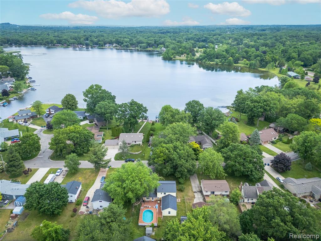 801 Holly Bush Drive, Holly, MI 48442 — Photo 2