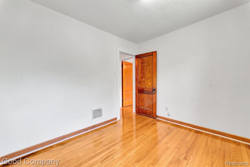 21516 Oxford Avenue, Farmington, MI 48336 — Photo 18