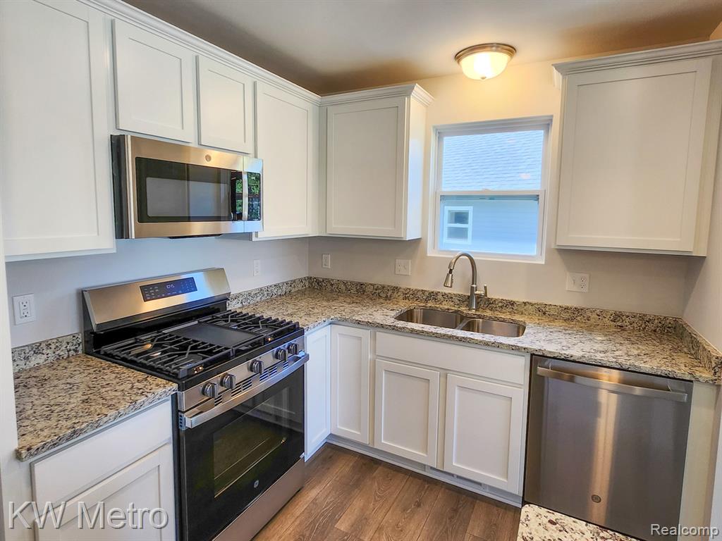 320 Whispering Pines Drive, 21, Fenton, MI 48430 — Photo 4