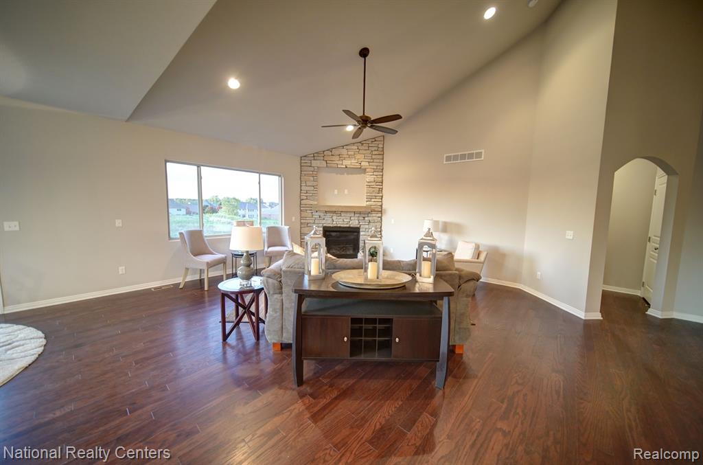 8374 Meadow Creek Drive, Goodrich Vlg, MI — Photo 10