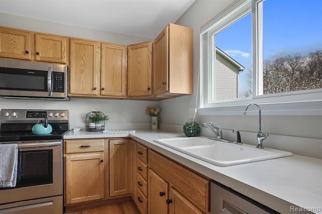 21191 GREENBRIAR Lane, South Lyon, MI 48178 — Photo 13